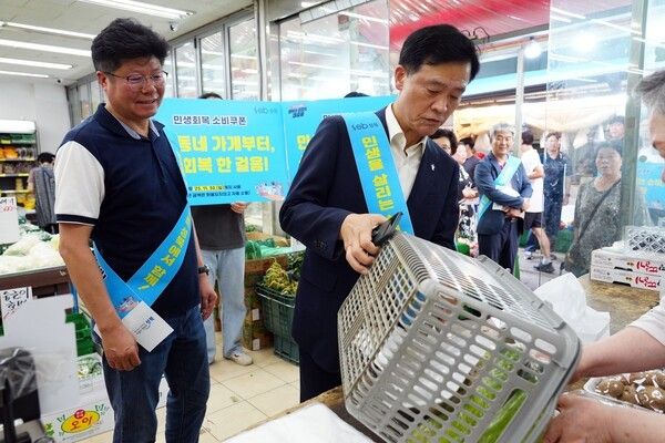 이승로 성북구청장 전통시장에서 소비쿠폰 사용 촉진 캠페인 활동 모습(사진제공=성북구청)