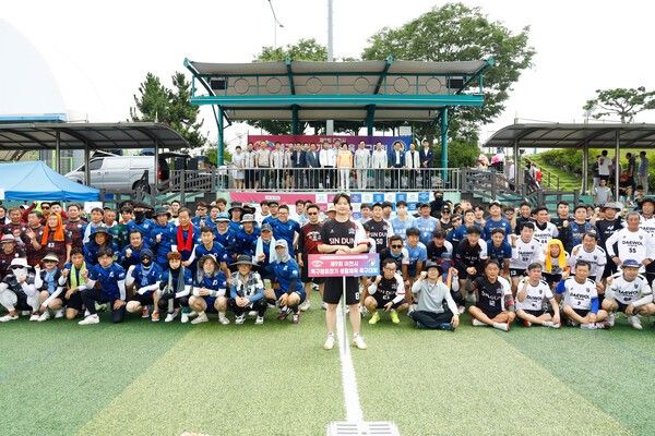 제9회 이천시 족구협회장기 생활체육 족구대회 참석자 기념촬영 모습(사진제공=이천시청)