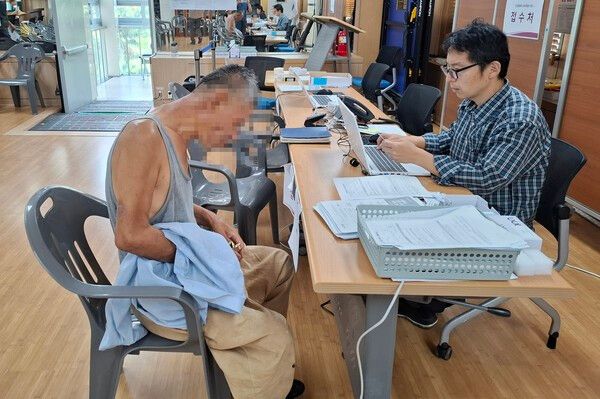 동대문구 전농1동 주민센터 거리노숙인 민생쿠폰 신청 모습(사진제공=동대문구청)