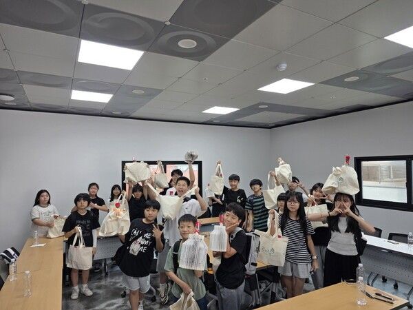 폐북으로 작품 만들기 체험 프로그램 수업 참석자 기념촬영 모습(사진제공=광주도시관리공사)