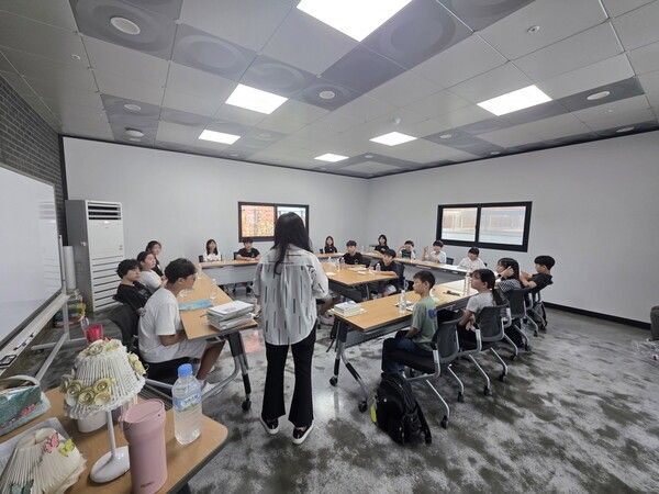 폐북으로 작품 만들기 체험 프로그램 수업 모습(사진제공=광주도시관리공사)