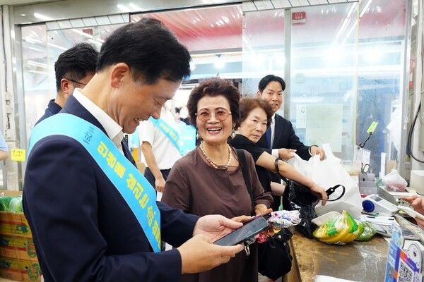 이승로 성북구청장 전통시장에서 소비쿠폰 사용 촉진 캠페인 활동 모습(사진제공=성북구청)