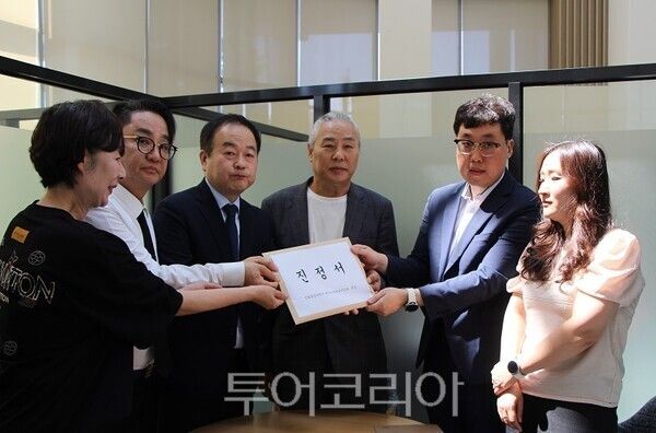 29일 오전 세종특별자치시 한누리대로 산업통상자원부 정문에서 대한문신사중앙회에 대한 산자부의 사단법인 허가 경위와 운영 실태 전반에 대한 감사 착수를 촉구하는 기자회견을 마치고 산자부 1층에서 진정서 제출을 준비하는 박승현 변호사와 SMP·반영구화장·타투 법제화 비상대책위원회 관계자.2025.07.29. / 투어코리아 이창호 기자