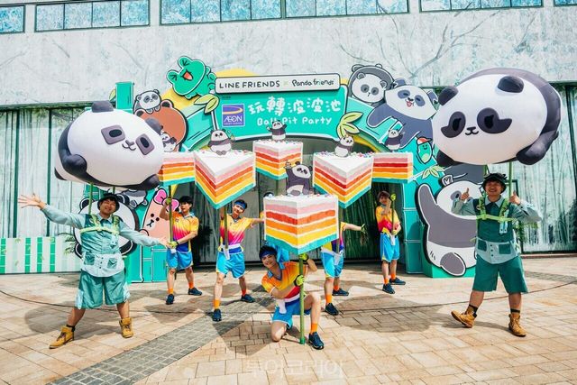 오션파크 홍콩 속 판다 콘텐츠 판다로 꾸며진 홍콩 도로 표지판 판다 쌍둥이 첫 생일을 기념해 홍콩 전역에서 축제가 열린다. 라부부 X 쌍둥이 판다 생일 한정판 피규어 오션파크 홍콩 속 판다 콘텐츠 /사진-홍콩관광청