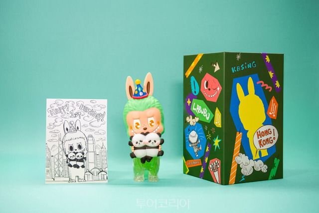 오션파크 홍콩 속 판다 콘텐츠 판다로 꾸며진 홍콩 도로 표지판 판다 쌍둥이 첫 생일을 기념해 홍콩 전역에서 축제가 열린다. 라부부 X 쌍둥이 판다 생일 한정판 피규어 오션파크 홍콩 속 판다 콘텐츠 /사진-홍콩관광청