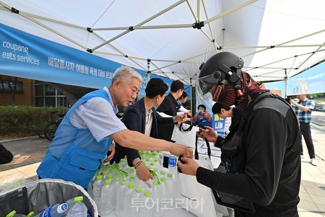 쿠팡이츠서비스가 지난 29일 성남시 지역에서 여름철 온열질환 예방 캠페인을 열고 배달파트너에게 다양한 안전물품을 지원했다. 캠페인은 이후 인천, 서울 등에서 순차 진행 예정이다./사진-쿠팡