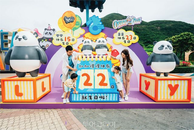 오션파크 홍콩 속 판다 콘텐츠 판다로 꾸며진 홍콩 도로 표지판 판다 쌍둥이 첫 생일을 기념해 홍콩 전역에서 축제가 열린다. 라부부 X 쌍둥이 판다 생일 한정판 피규어 오션파크 홍콩 속 판다 콘텐츠 /사진-홍콩관광청