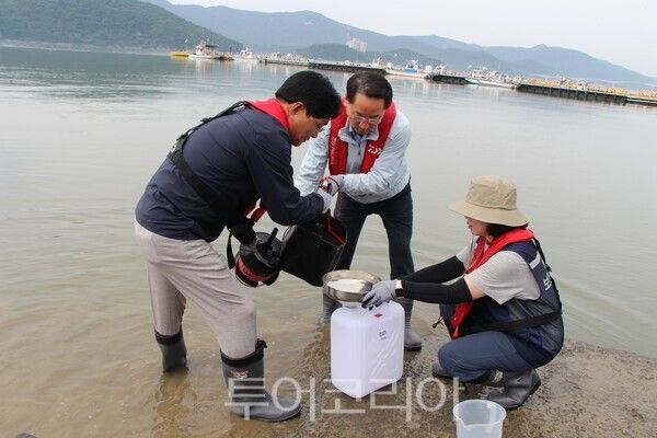 유정복 인천광역시장이 30일 강화군 외포항에서 해수를 채취하고 있다. 2025.07.30. / 투어코리아 이창호 기자