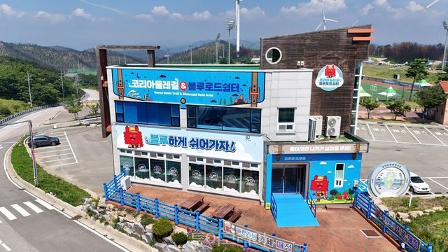 코리아둘레길 영덕코스에 새롭게 문을 연 '코리아둘레길&블루로드 쉼터' / 사진-영덕군