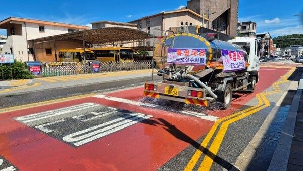 도로 열 식히는 살수차/투어코리아뉴스 김경남 기자