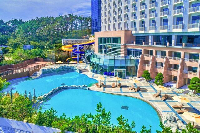 "포포인츠 바이 쉐라톤 수원_글로우 풀 파티.jpg" "(제주신화월드) 신화워터파크.jpg" "그랜드 하얏트 서울 마르지엘라 프래그런스 야외수영장.jpg" "오크밸리 리조트.png" "더위크앤리조트, 야외수영장 개장_1.jpg" "더위크앤리조트, 야외수영장 개장_2.jpg" "보도사진_파크로쉬 리조트앤웰니스 서머풀 패키지.jpg" "[보도자료] 기린빌라리조트, 7월 1일 캠핑장 및 야외수영장 오픈(1).jpg"