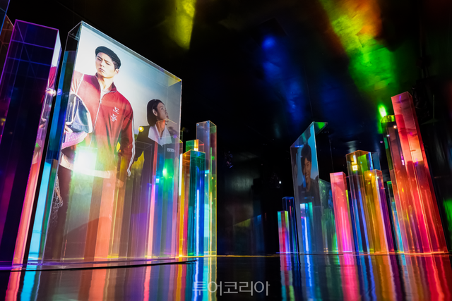 드라마 하이라이트 영상과 프리즘기둥의 빛의 파장을 연출한 전시 공간