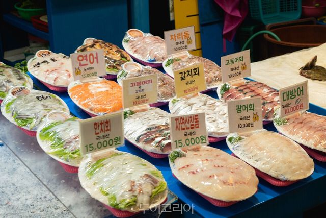 "5-5 풍년떡집.jpg" "4-7 동문시장 좌판.jpg" /사진-제주관광공사