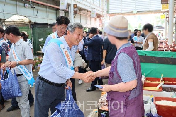 제주시는 7일 제주시민속오일시장에서 제주시주민자치위원회협의회와 함께 ‘지역 상권 이용 수눌음 소비’ 캠페인을 전개했다. /사진-제주시