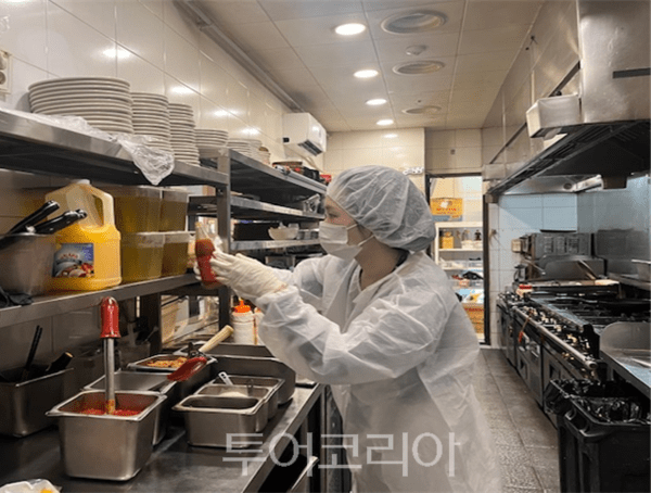 인천시가 여름철 식중독 예방을 위해 지난 6월 23일부터 27일까지 팥빙수, 커피, 아이스크림 등을 조리·판매하는 배달음식점 및 뷔페 등 대량조리 음식점 220개소를 대상으로 특별 위생 점검을 하고 있다.