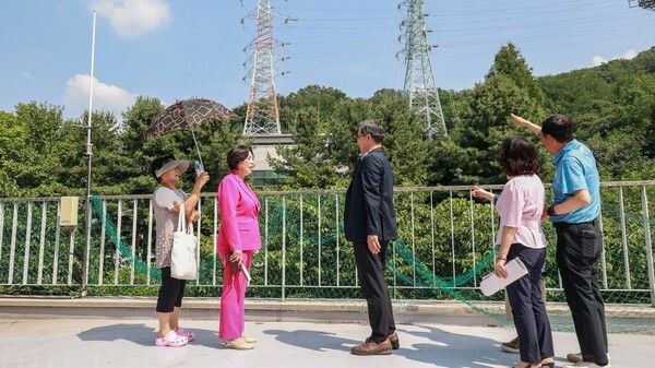 신계용(좌측 2번째) 과천시장 현장 방문 모습(사진제공=과천시청)