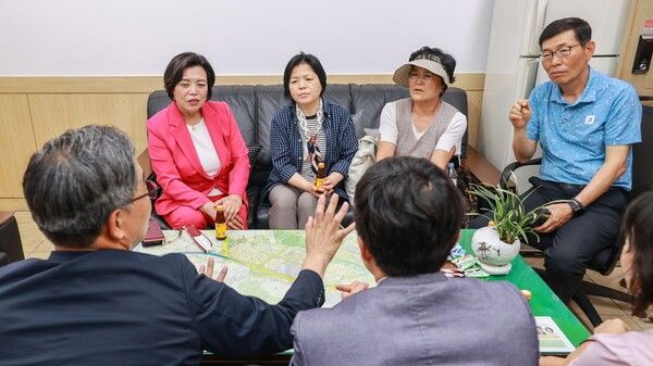 신계용(정면 좌측 첫번째) 과천시장 문원동 송전탑 주민대표 및 한국전력공사 경기지역본부와&nbsp; 간담회 모습(사진제공=과천시청)