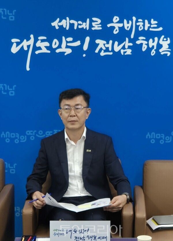 전창우 전남도 친환경수산과장이 9일 전남도청 지방기자실에서 브리핑을 열고 이야기를 하고 있다. /사진-김형석 기자