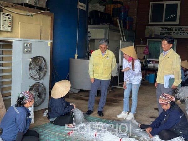 김영식 고창군 부군수가 지난 7월 31일 폭염 취약계층, 농·축산 농가를 대상으로 폭염 대응 현장점검을 실시했다. /사진-고창군