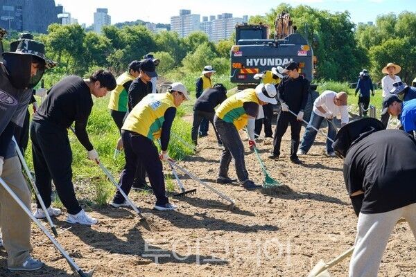 지난 7월 30일 신천지자원봉사단 광주지부 봉사자들이 골프장 길을 정비하고 있다. /사진-신천지자원봉사단 광주지부