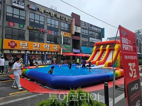 지난 7월 거북시장 몰놀이 축제에 설치된 물놀이장