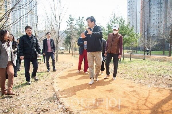 지난 4월 조성된 가정동 맨발산책길을 걷는 강범석 청장