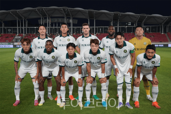 성남전 스타팅 11 사진 촬영중인 김포FC