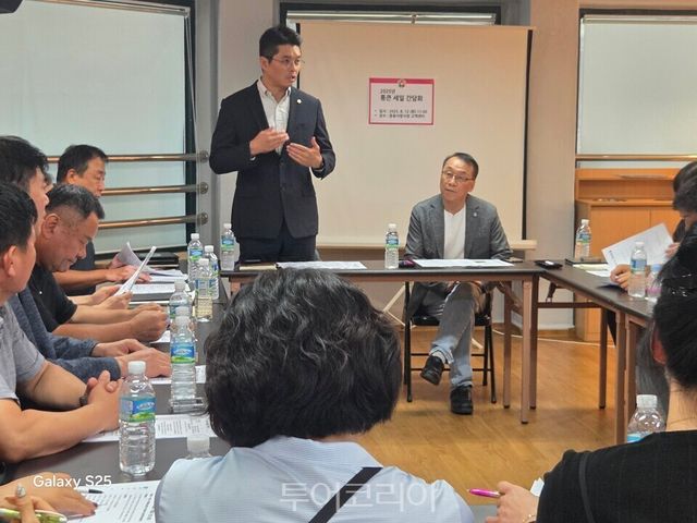 경기도의회 경제노동위원회 이재영 의원이 12일 중동사랑시장에서 부천시 17개 전통시장 상인회, 경기도시장상권진흥원과 함께 ‘경기 살리기 통큰세일 상반기 성과·개선 간담회’를 갖고 있다./사진=경기도의회