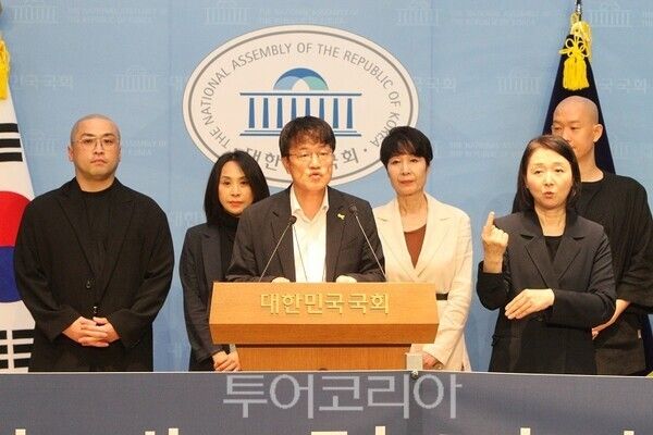 더불어민주당 박주민 의원과 문신사 제도화 민관 협의체 TFT 구성원들이 13일 오전 국회 소통관에서 기자회견을 열고 있다. 2025.08.13. / 투어코리아 이창호 기자