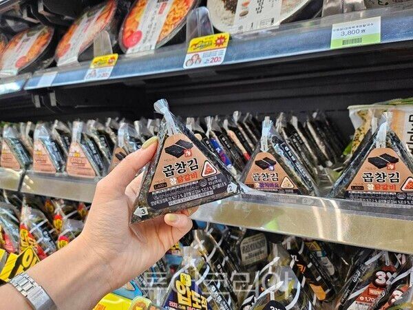 전남 진도군이 비지에프리테일(BGF리테일)과 협업해 최근 출시한 곱창김 삼각김밥./사진-진도군