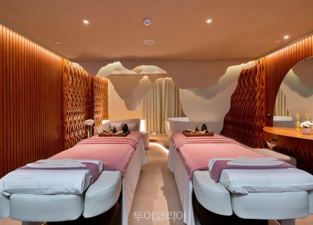 "방콕 더 살릴 호텔에서 아시아 티크 및 아이콘 시암 이동 선착장.jpg" "더 살릴호텔 리버사이드 - Deluxe River View King Bed.jpg" "짜오 프라야 강 앞 NAVA Restaurant.JPG" "HARNN HERITAGE SPA.jpg"