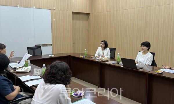 황세주 부위원장이 지난 13일 도의회에서 &nbsp;‘지역 돌봄의료 강화 방안’을 논의하는 간담회를 갖고 있다/사진=경기도의회