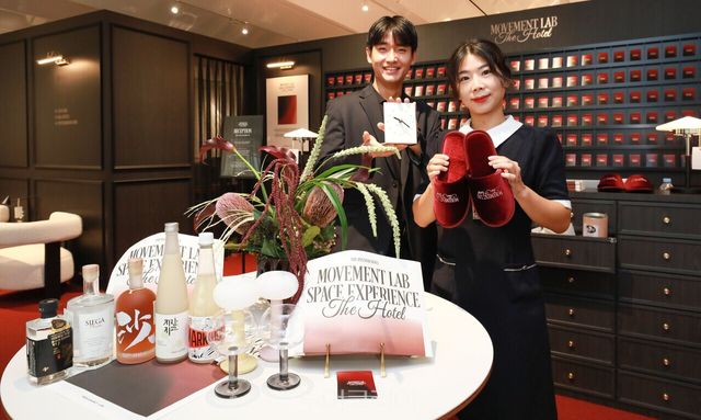 18일 오전, 서울 영등포구에 위치한 더현대 서울 5층 '무브먼트랩 공간 경험 : 더 호텔' 팝업스토어에서 직원들이 상품을 소개하고 있다.