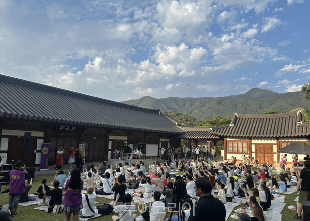 완주 대승한지마을에서 팬미팅을 즐기는 이다혜 치어리더와 참가자들 완주 대승한지마을에서 야구 응원 동작을 배우는 대만 관광객/사진-한국관광공사