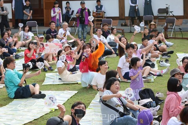완주 대승한지마을에서 팬미팅을 즐기는 이다혜 치어리더와 참가자들 완주 대승한지마을에서 야구 응원 동작을 배우는 대만 관광객/사진-한국관광공사