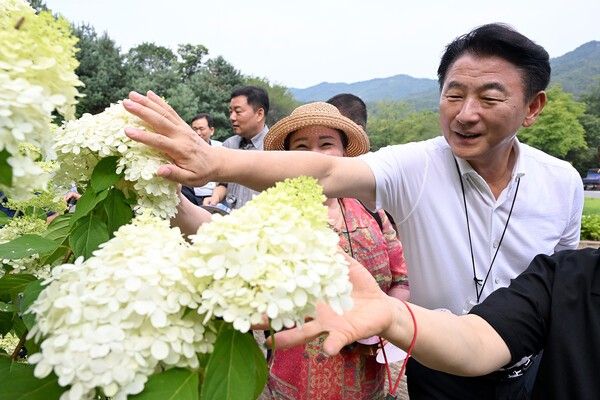 김동근 의정부시장 신곡권역 현장 티타임 후 자일산림욕장 현장 투어 모습(사진제공=의정부시청)