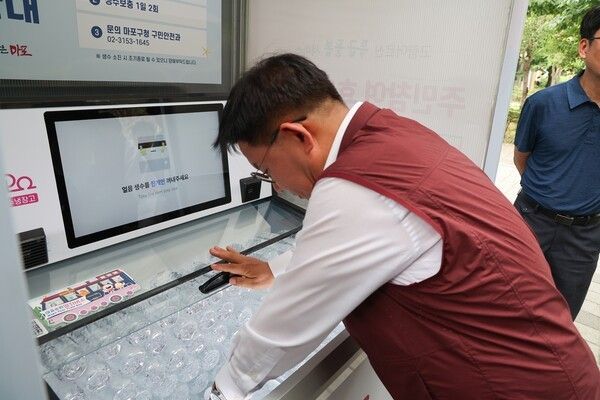 박강수 마포구청장 레드로드발전소에 설치된 마포샘터 점검 모습(사진제공=마포구청)