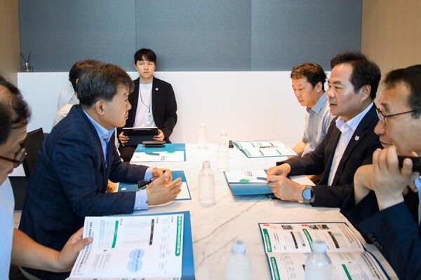 남한권 울릉군수 김학홍 경북도 행정부지사와 면담 모습(사진제공=울릉군청)