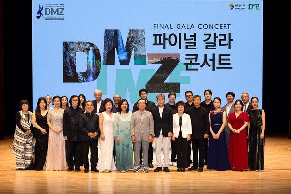 김덕현 연천군수 제12회 연천DMZ국제음악제 출연진들과 기념촬영 모습(사진제공=연천군청)