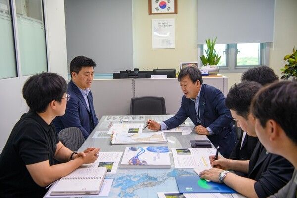 남한권 울릉군수 해수부 방문 모습(사진제공=울릉군청)