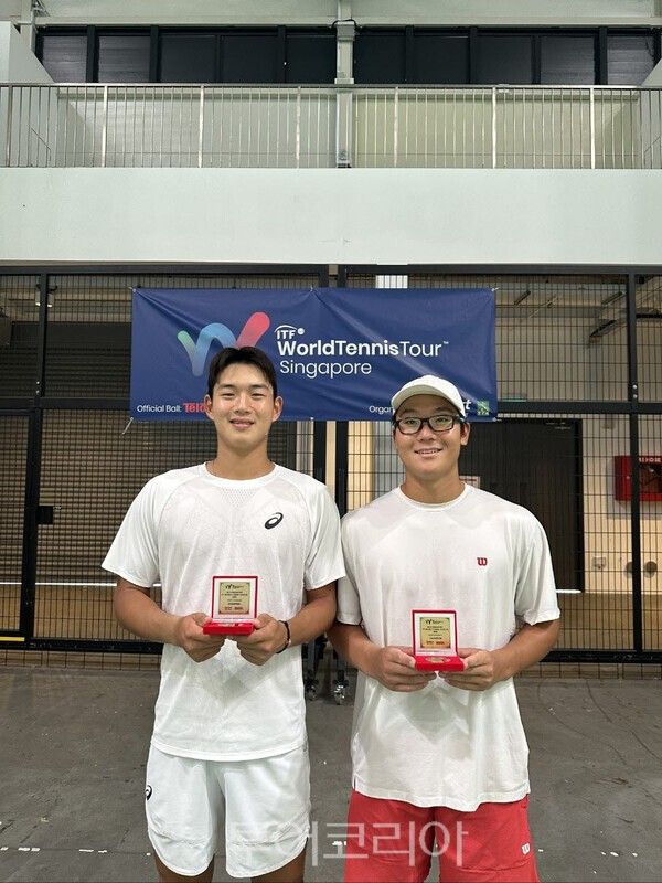 싱가포르 테니스 국제대회 복식 경기 우승식.(왼쪽부터 김포시청 김동주 선수, 당진시청 오찬영 선수) /사진-당진시