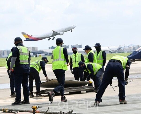 공항공사 활주로 긴급복구 공사/투어코리아뉴스 정명달 기자