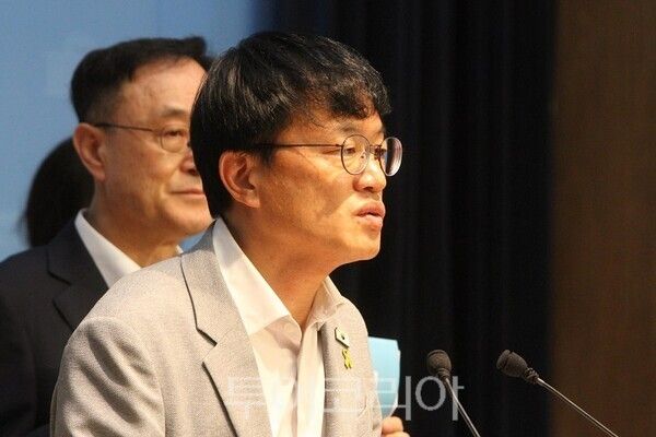 박주민 국회 보건복지위원장이 20일 오전 서울 여의도 국회 소통관에서 기자회견을 열고 문신사법 복지위 통과를 촉구 하고 있다