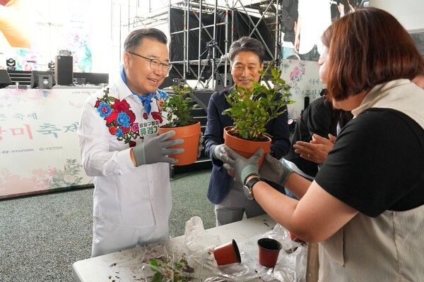 류경기 중랑구청장&nbsp; 서울중랑장미축제장 일원에서 개최된 반려식물 장미 화분 만들기 참석 모습(사진제공=중랑구청)