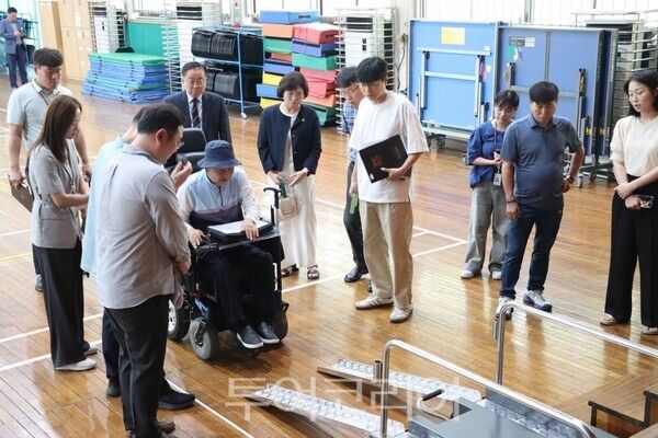 학교 체육관 무대 장애인 접근 편의시설 현장 점검/사진=경기도의회