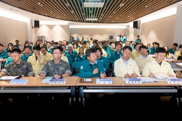 남한권(가운데) 울릉군수 을지훈련 상황보고 모습(사진제공=울릉군청)