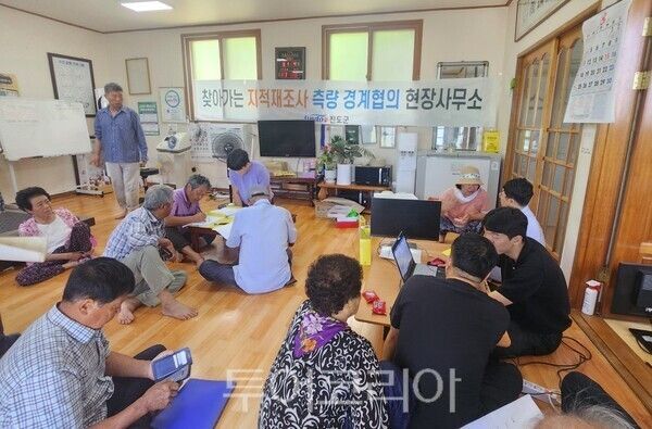 진도군은 지난 4일부터 13일까지 지산면 인지리, 고군면 오일시의 지적재조사사업을 원활히 추진하기 현장사무소를 운영했다. /사진-진도군