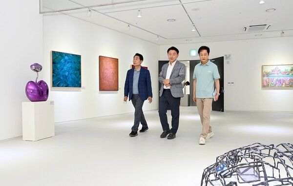김동근 의정부시장 백영수미술관 방문 라운딩 모습(사진제공=의정부시청)