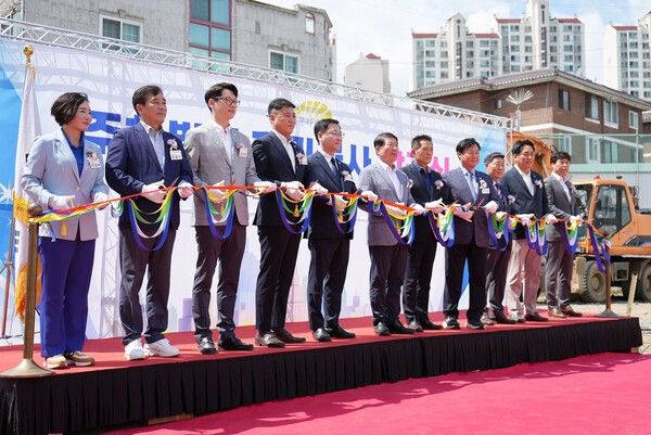 토평동 979번지 주차장 건립공사 착공식 테이프 컷팅식 기념촬영 모습(사진제공=구리도시공사)