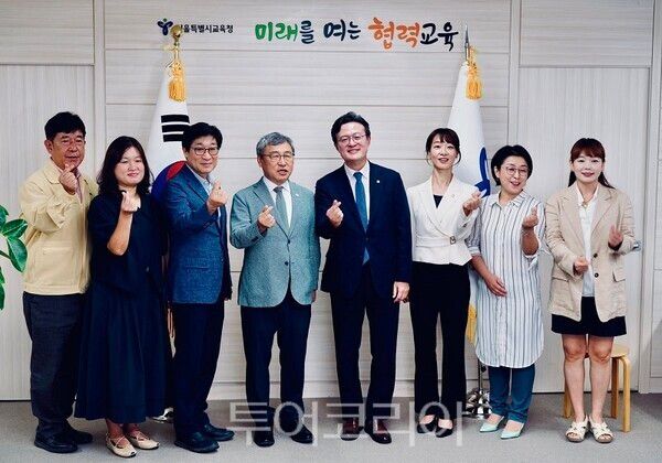 더불어민주당 채현일 의원이 지난 21일 서울시교육청에서 정근식 서울시교육감과 정책간담회를 갖고 영등포구 교육의 질적 개선을 위한 교육 현안을 논의하고 있다.